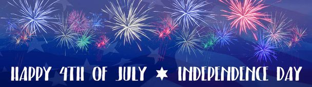 Поздравительная открытка на фоне Дня Независимости США - размахивание американским флагом, патриотический праздник и сверкающий фейерверк на фоне синего пейзажа, абстрактная композиция - Фото, изображение