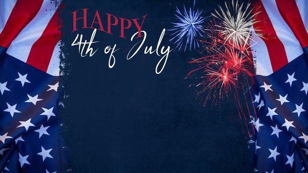 Feliz 4 de julio - Tarjeta de felicitación de la plantilla de fondo del Día de la Independencia de EE.UU. - ondeando la bandera estadounidense y los fuegos artificiales chispeantes - Foto, imagen