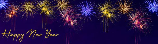 Feliz Año Nuevo Silvester fondo banner panorama largo-fuegos artificiales de colores en el cielo nocturno azul oscuro - Foto, Imagen