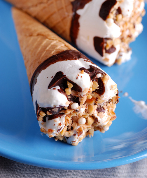 チョコレート アイス クリームとホイップ クリーム - 写真・画像