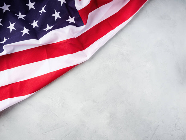 Amerikkalaiset tähdet ja raidat lippu harmaa betoni tausta - Valokuva, kuva