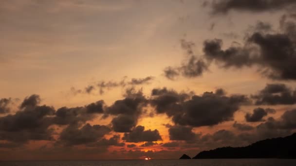 4K Time lapse of Majestic sunset or sunrise landscape Amazing light of nature cloudscape sky and Clouds moving away rolling 4k colorful dark sunset clouds Πλάνα timelapse Εκπληκτικός ουρανός και σύννεφα - Πλάνα, βίντεο