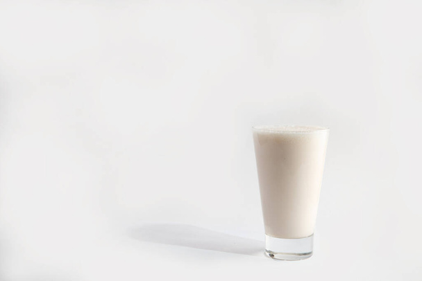 Witte milkshake in een glas. Smoothie. geïsoleerd op witte achtergrond - Foto, afbeelding