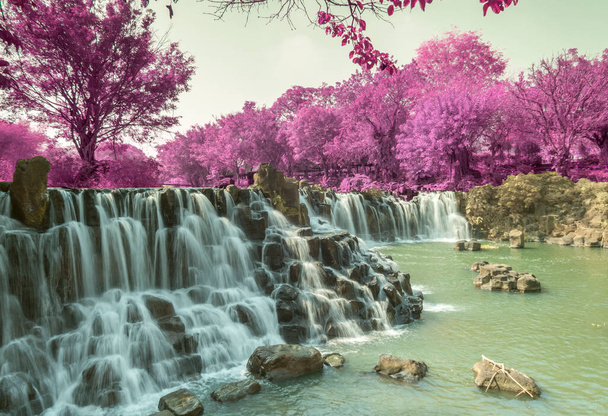 O autor tirou uma foto na área turística da cachoeira Giang Dien, província de Dong Nai, na tarde de terça-feira 30 de março de 2021morning de 30 de fevereiro de 2021. Conteúdo: Cachoeira Giang Dien no Vietnã - Foto, Imagem