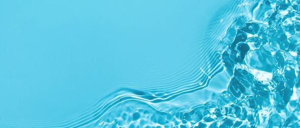 transparant blauw gekleurd helder kalme water oppervlakte textuur  - Foto, afbeelding