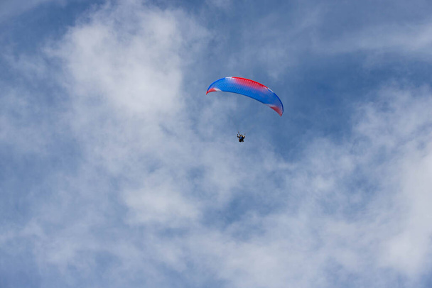 paragliders zweven in de lucht boven de bergen - Foto, afbeelding