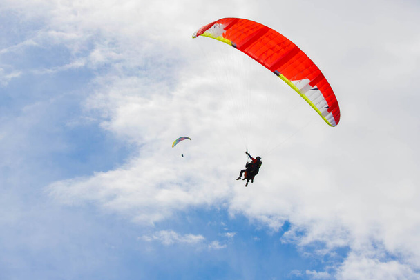 paragliders soar in the sky over the mountains - Foto, afbeelding