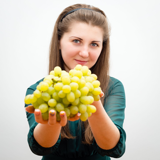 Bella ragazza offre uva
 - Foto, immagini
