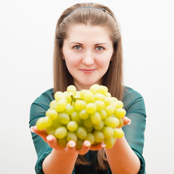 Красивая девушка предлагает виноград
 - Фото, изображение