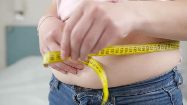 Ztráta ženy při měření jejího velkého tlustého břicha v zrcadle. Koncepce diety, nezdravého životního stylu, nadváhy a obezity - Záběry, video