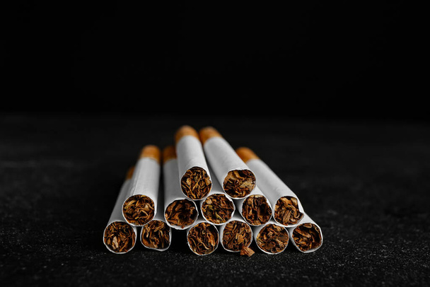 Πολλά τσιγάρα σε σκούρο φόντο - Φωτογραφία, εικόνα