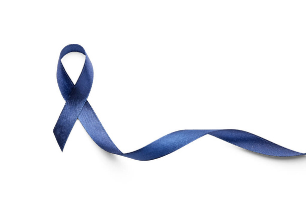 Синяя лента на белом фоне. Концепция рака толстой кишки - Фото, изображение
