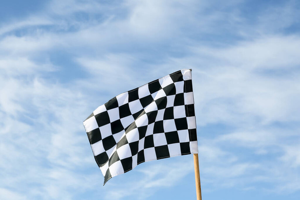 Bandeira de corrida contra o céu azul - Foto, Imagem