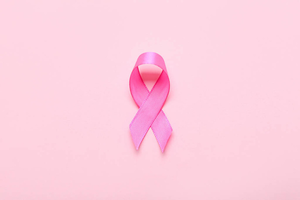 Ροζ κορδέλα σε φόντο χρώματος. Έννοια ευαισθητοποίησης του καρκίνου του μαστού - Φωτογραφία, εικόνα