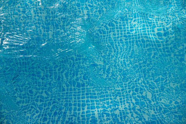 Belle eau de piscine bleue rafraîchissante - Photo, image