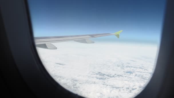 Uitzicht vanuit het raam vliegend vliegtuig naar de prachtige wolken. Luchtvervoersconcept - Video