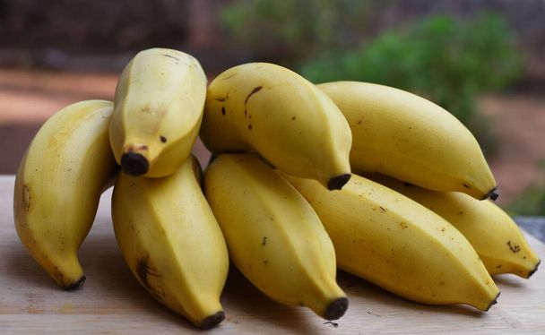 kleur van de banaan is geel - Foto, afbeelding