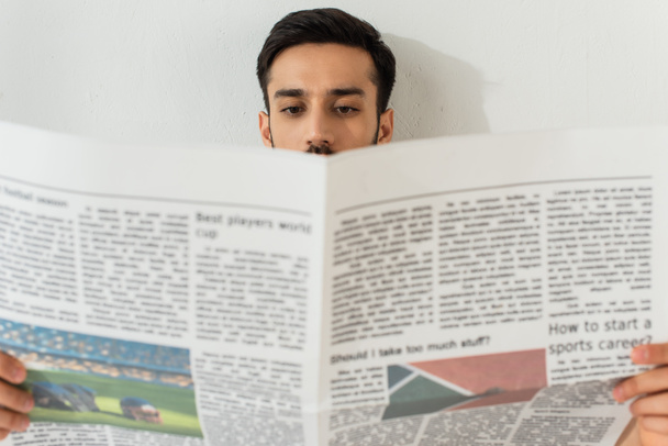 Az ember újságot olvas a homályos előtérről  - Fotó, kép