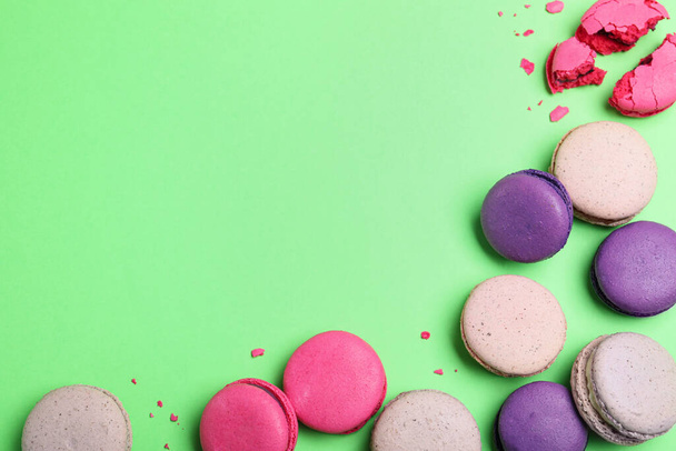Delicious colorful macarons on green background, flat lay. Space for text - Fotografie, Obrázek
