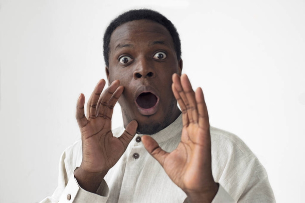 Rémült afro-amerikai fickó fehér ingben, világosszürkén - Fotó, kép