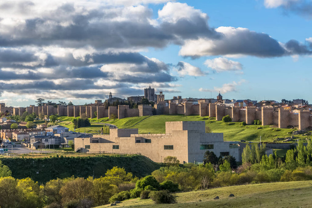 Ávila / España - 05 12 2021: Majestuosa vista panorámica de la ciudad de Ávila Murallas y fortaleza, llena de vistas a la ciudad medieval histórica - Foto, Imagen