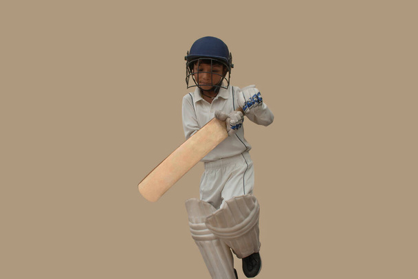 Porträt eines Jungen beim Cricketspiel - Foto, Bild