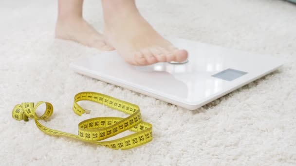 Femme pieds nus debout sur des échelles numériques. Concept de régime, perte de poids et mode de vie sain. - Séquence, vidéo