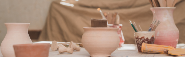 pots en argile faits à la main avec équipement de poterie sur table en bois, bannière - Photo, image