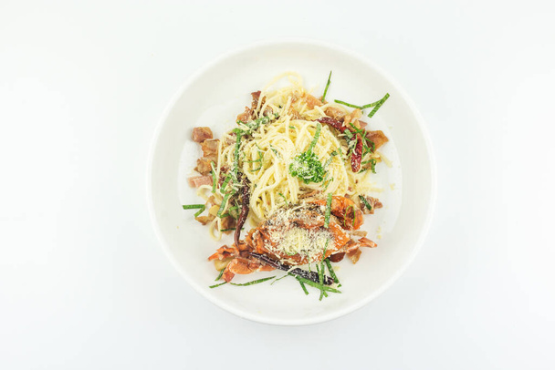 Спагетті м'який шкаралупа краб і сир в білій тарілці на білому тлі
 - Фото, зображення