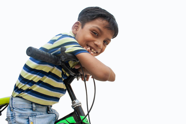 Portrét sebevědomého chlapce sedícího na kole - Fotografie, Obrázek