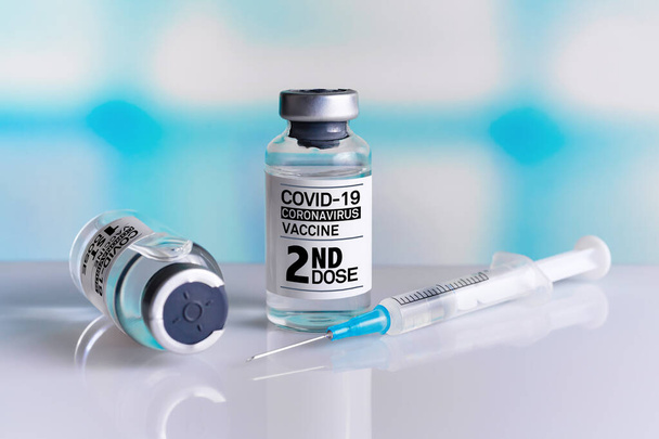 Dvě injekční lahvičky s vakcínou COVID-19 označené 1. a 2. dávkou pro očkování pacientů. Lahvičky s vakcínou označené štítky s první a druhou dávkou pro kovid-19 imunizaci - Fotografie, Obrázek
