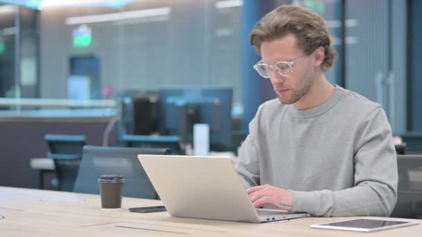 Joven Empresario Trabajando en el ordenador portátil en la oficina  - Imágenes, Vídeo