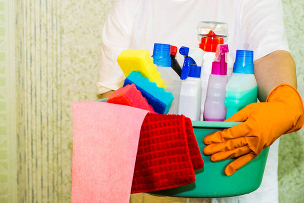 una gran cantidad de detergentes para limpiar y desinfectar la habitación - Foto, imagen