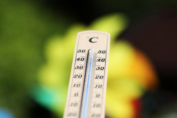 El termómetro muestra altas temperaturas en un día caluroso de verano. - Foto, Imagen
