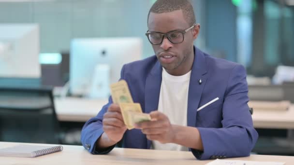 Onnistunut Afrikkalainen liikemies laskeminen dollareita  - Materiaali, video