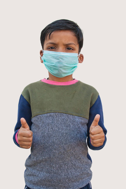 Çocuk tıbbi koruyucu maske takıyor. - Fotoğraf, Görsel