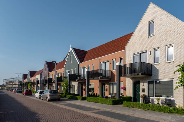 Голландська територія з сучасними родинними будинками, новозбудованими сучасними родинними будинками в Нідерландах, будинком для сім'ї, апартаментом. - Фото, зображення