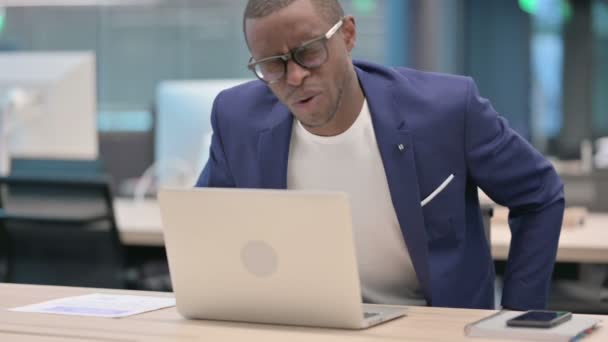 Mladý africký podnikatel s notebookem s bolestí zad  - Záběry, video