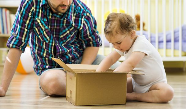 Father and daughter opening box - Fotoğraf, Görsel
