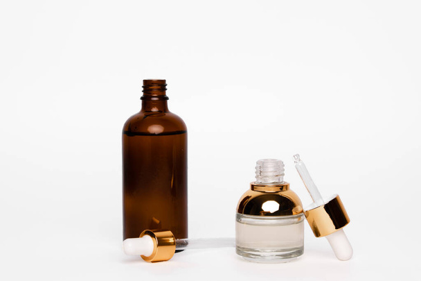 Amber glazen flessen met pipet. Transparante hyaluronische gel en olie huidverzorging concept. Bovenste horizontale weergave copyspace. - Foto, afbeelding