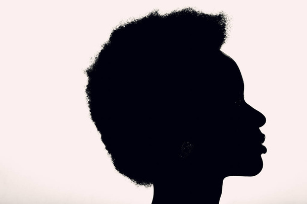 Nahaufnahme Porträt einer afrikanisch-amerikanischen Frau mit Afro-Frisur auf weißem Studiohintergrund - Foto, Bild