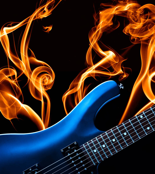 guitarra de rock elctric azul ardiendo con humo dorado - Foto, Imagen