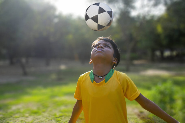 A futballista fiú portréja - Fotó, kép