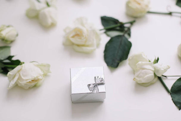 Silver jewelry ring box and white roses. Wedding, Love, Valentines day, Proposal, Happy Birthday concept - Foto, afbeelding