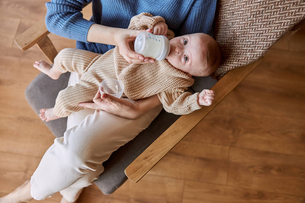 La madre che alimenta il neonato da bottiglia con latte - Foto, immagini