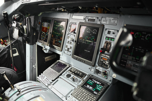 Személyszállító repülőgép pilótafülkéjének belső tere - Fotó, kép