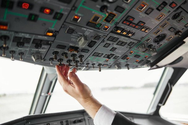 Кнопка увімкнення пілота на пасажирському літаку
 - Фото, зображення