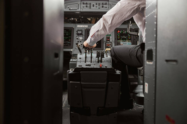 A pilóta kormányzása utasszállító repülőgépen történő repüléshez - Fotó, kép