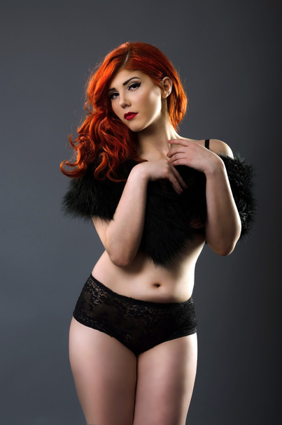 Aistillinen plus koko punapää malli poseeraa seksikäs alusvaatteet
 - Valokuva, kuva