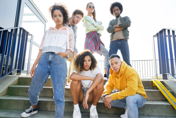 Retrato de un grupo joven de amigos en las escaleras - Foto, Imagen
